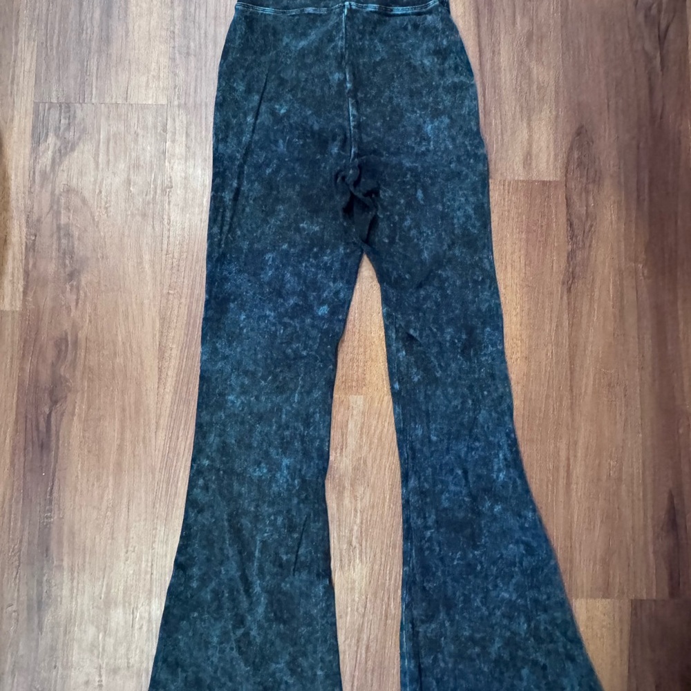 Dressed in LALA Flared Leggings - Picture 5 of 6